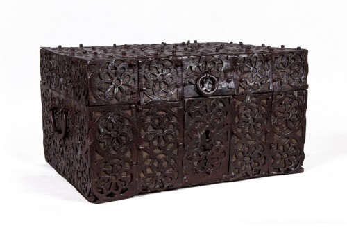 Rare chest, 16th century, in iron and wood, probably Spanish 