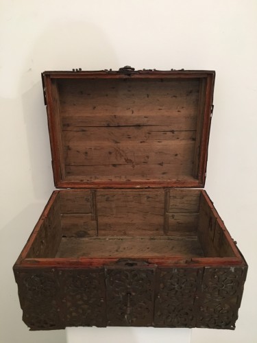 Coffre en fer et bois, XVIe siècle - Objets de Curiosité Style 