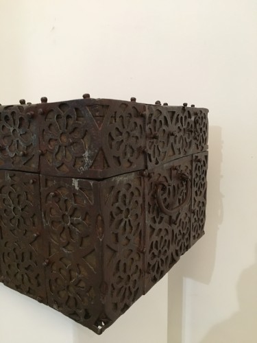 Rare chest, 16th century, in iron and wood, probably Spanish  - 