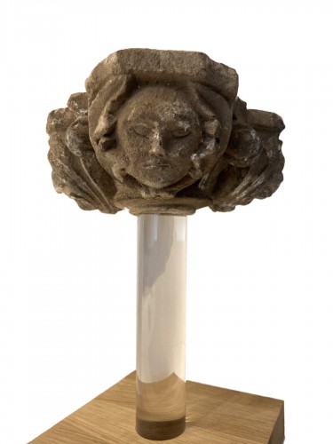 Chapiteau en pierre calcaire sculptée toutes faces - France XVe siècle