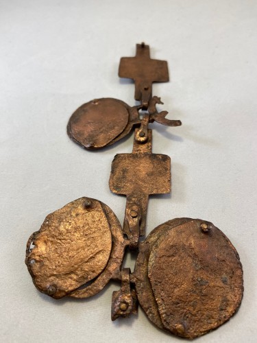 Antiquités - Un fragment d'un Collier en cuivre - 12e / 13e siècle - Limoges (?) - France