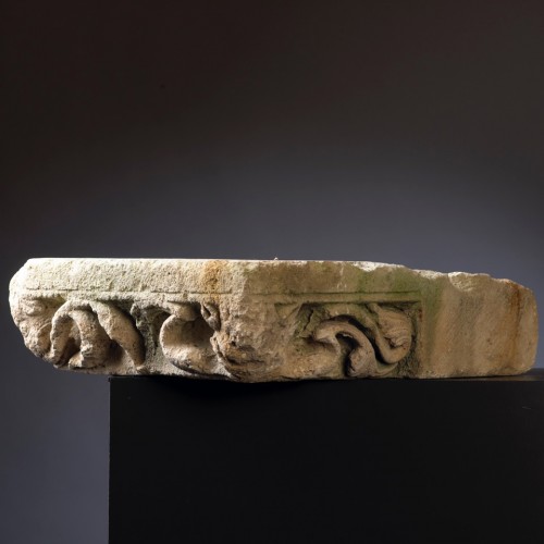 Sculpture  - Abacus - 12th/13th century. With a mythical animal on each side - France