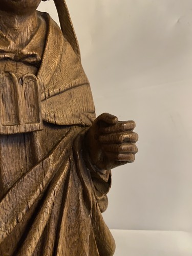 Religious Antiques  - A very detailed sculptured bishop in oak - Flemish or French - 16th century