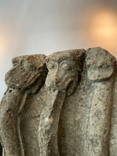 Sculpture Sculpture en pierre - Fragment architectural - 13e siècle avec 3 bêtes mythiques - France - Région Troyes