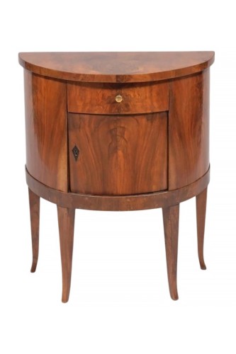 Buffet bas (halbschrank) en demi-lune reposant sur de hauts pieds évasés vers 1820