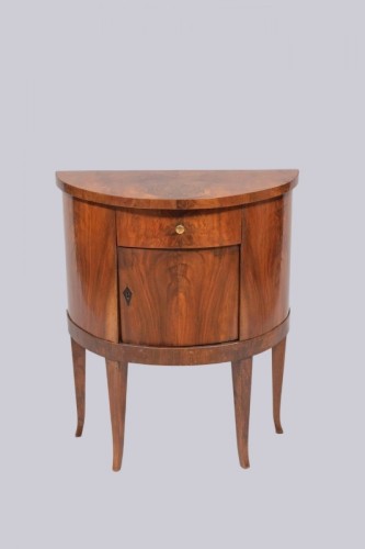 A demi-lune half-cabinet, standing elegantly on high, splayed legs circa 1820 - Furniture Style Restauration - Charles X