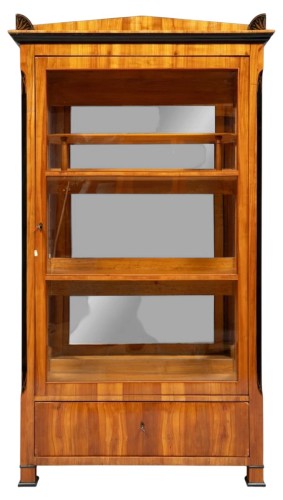 Vitrine à trois faces vitrée vers 1830
