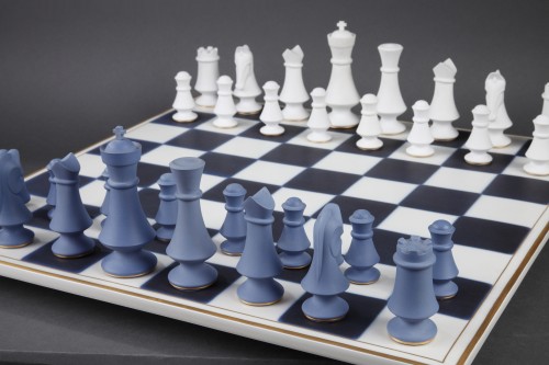 Jeu d'échecs en porcelaine de Sèvres, daté 1978-1988 - Dragesco-Cramoisan