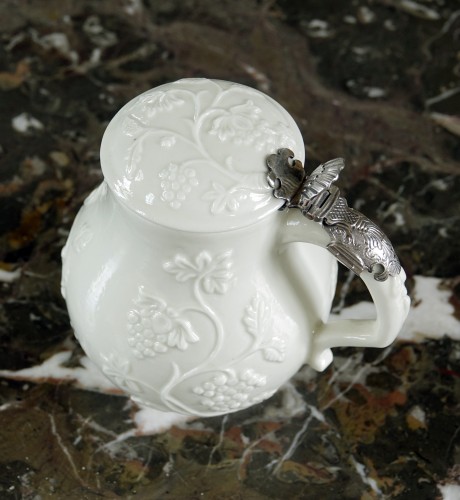 Saint-Cloud soft-paste milk jug, circa 1730-1740 - Porcelain & Faience Style Louis XV