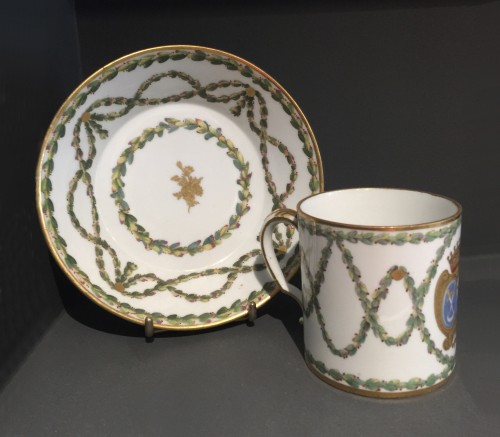 Sèvres hard-paste cup and its saucer, with armorial decoration, 1776 - Porcelain & Faience Style Louis XVI