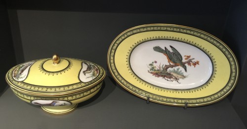 XVIIIe siècle - Sucrier couvert en porcelaine tendre de Sèvres à fond jaune jonquille, daté 1791