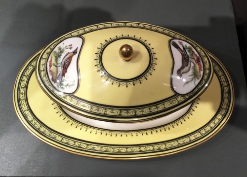 Sucrier couvert en porcelaine tendre de Sèvres à fond jaune jonquille, daté 1791 - Louis XVI