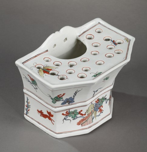 Céramiques, Porcelaines  - Bouquetière murale en porcelaine tendre de Chantilly, vers 1735-1740