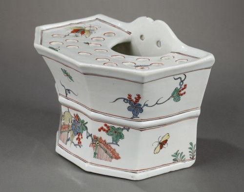 Bouquetière murale en porcelaine tendre de Chantilly, vers 1735-1740 - Dragesco-Cramoisan