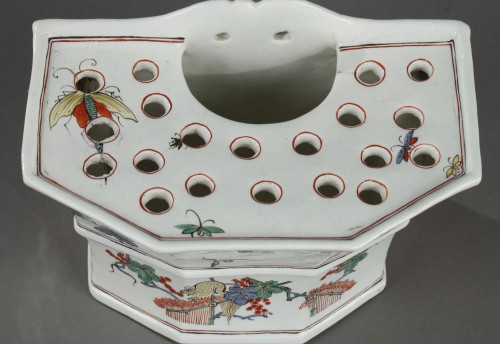 XVIIIe siècle - Bouquetière murale en porcelaine tendre de Chantilly, vers 1735-1740