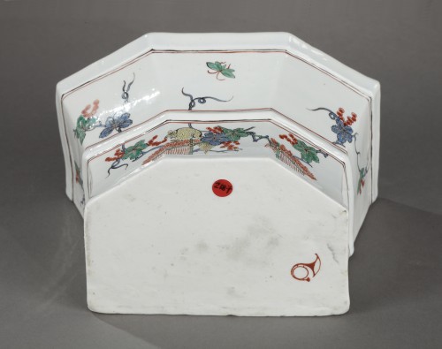 Louis XV - Chantilly soft-paste hanging flower-pot, circa 1735-1740