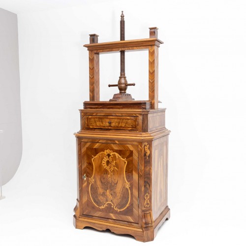 Linen Press with Spindle, 18th Century - 