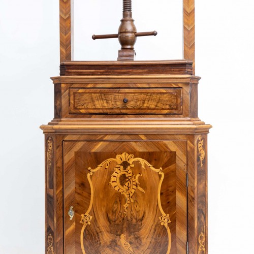 18th century - Linen Press with Spindle, 18th Century