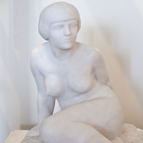 Sculpture Sculpture en Marbre - Sculpture Art Déco d'une femme assise, sig. Chauvet, France années 1920