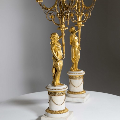 Antiquités - Paire de cadélabres en bronze doré au feu, France vers 1785