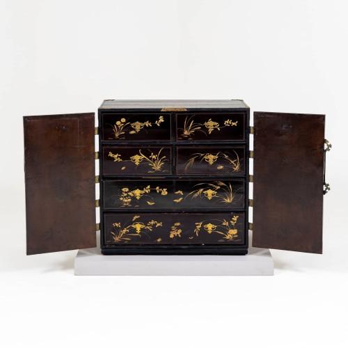 Cabinet japonais en laque noire, fin du XVIIe siècle - Mobilier Style 