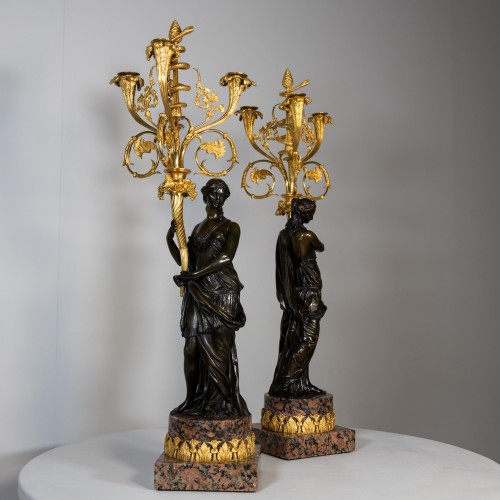 Luminaires Bougeoirs et Chandeliers - Paire de candélabres en bronze doré au feu, estampillés Raingo, France, milieu du XIX