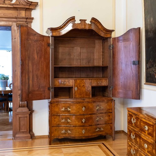 XVIIIe siècle - Grande armoire baroque en noyer, milieu du 18e siècle