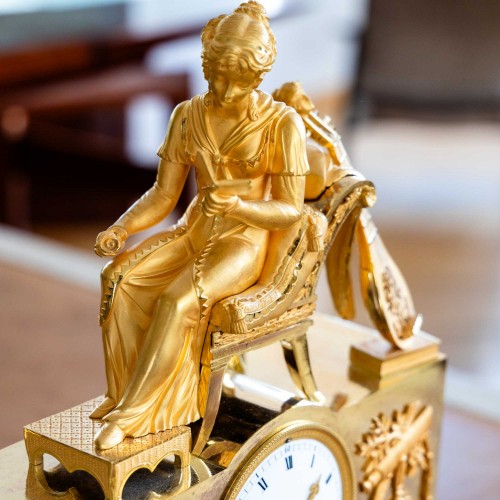 Antiquités - Horloge de cheminée Empire avec jeune femme lisant, début du XIXe siècle