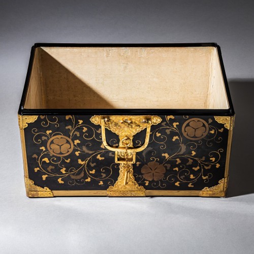 Japanese Lacquer Chest, Edo Period - Asian Works of Art Style 