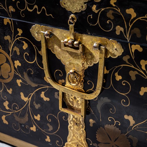 Antiquités - Japanese Lacquer Chest, Edo Period