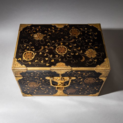 Antiquités - Japanese Lacquer Chest, Edo Period