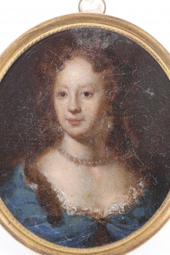 Portrait miniature ovale d'une femme, seconde moitié du XVIIe siècle - Objets de Vitrine Style Louis XIV