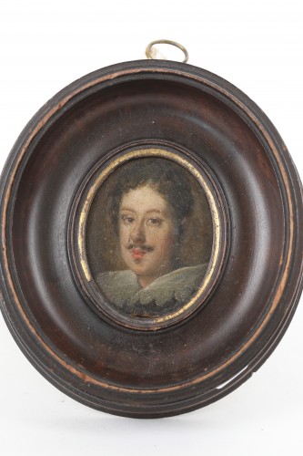 Portrait miniature d'un jeune homme seconde moitié du 17e siècle - Objets de Vitrine Style Louis XIV