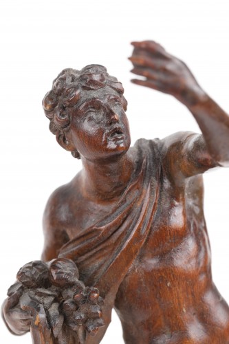  - Scène mythologique d'une statue en bois représentant Paris avec la pomme d'or