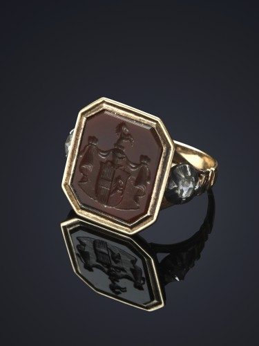 Antique Jewellery  - 18th century ring with coat-of-arms intaglio