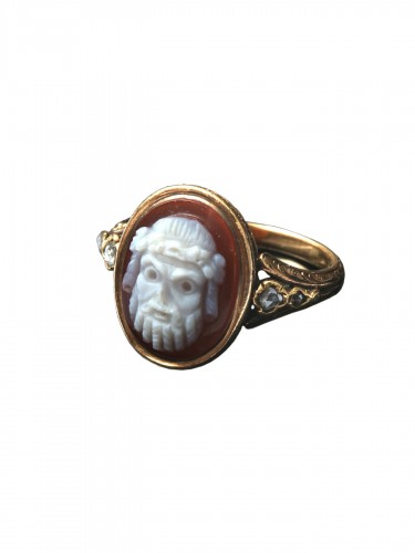 Bague avec camée au masque bachique