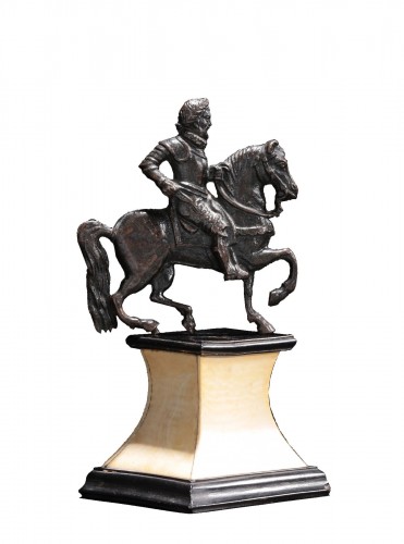 Applique bronze depicting a laureate and armored rider