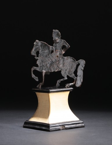 Bronze d'applique figurant un cavalier lauré et cuirassé - Sculpture Style Renaissance