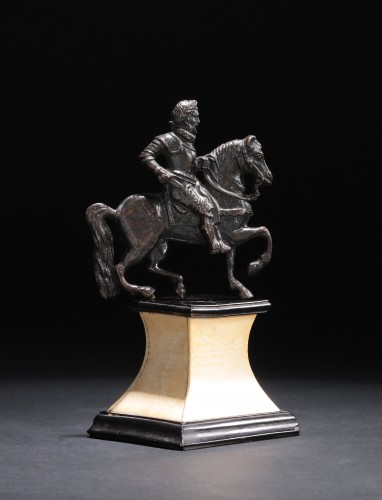 Sculpture  - Bronze d'applique figurant un cavalier lauré et cuirassé