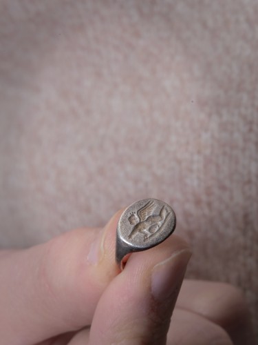 Avant JC au Xe siècle - Bague grecque en argent ornée d'une figure d'Eros ailé