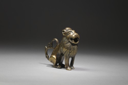 Petit lion en bronze ou étain, XVe siècle - Objets de Vitrine Style Moyen Âge