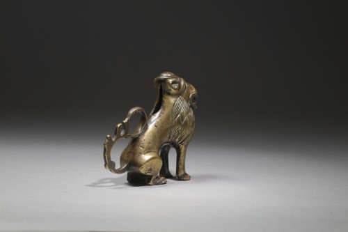 Petit lion en bronze ou étain, XVe siècle - Emmanuel Soubielle Works of Art