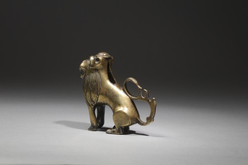 XIe au XVe siècle - Petit lion en bronze ou étain, XVe siècle
