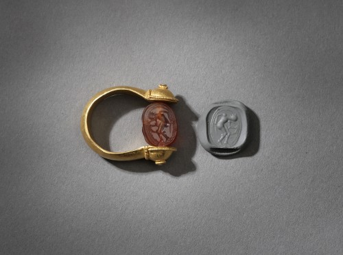 Etruscan gold ring with scarab - Ancient Art Style 