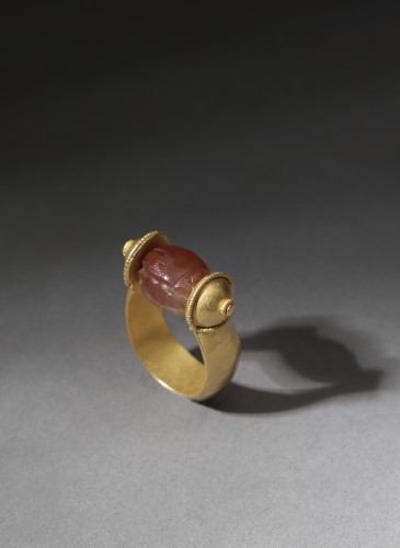 Etruscan gold ring with scarab - 
