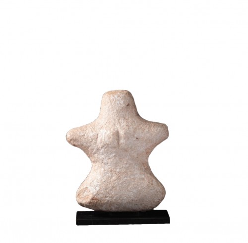 Idole féminine en pierre