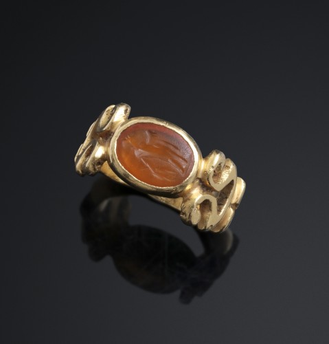 SOLID ROMAN RING WITH ROMAN INTAGLIO - Antique Jewellery Style 