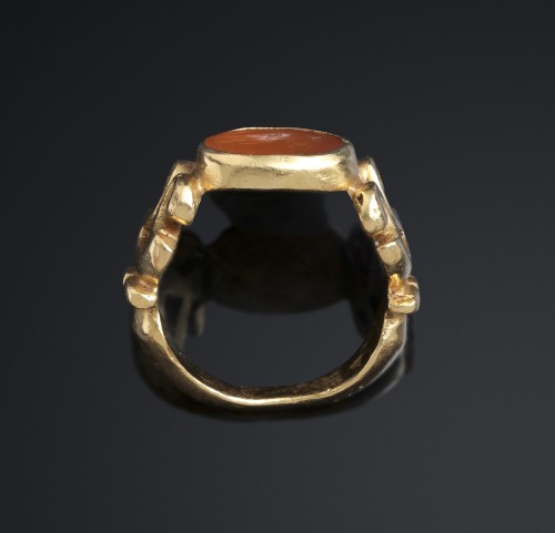 Antique Jewellery  - SOLID ROMAN RING WITH ROMAN INTAGLIO