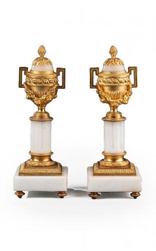 Bougeoirs en marbre blanc et bronze doré