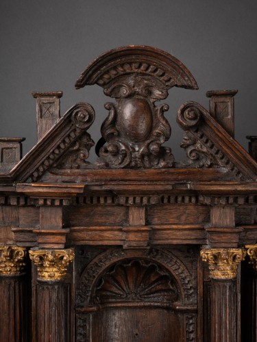 XVIIe siècle - Niche en chêne sommée d'une coquille Saint-Jacques, fin XVIe début du XVIIe siècle